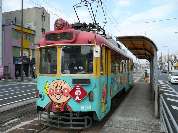 Anpanman auf einer Strassenbahn in Kochi.