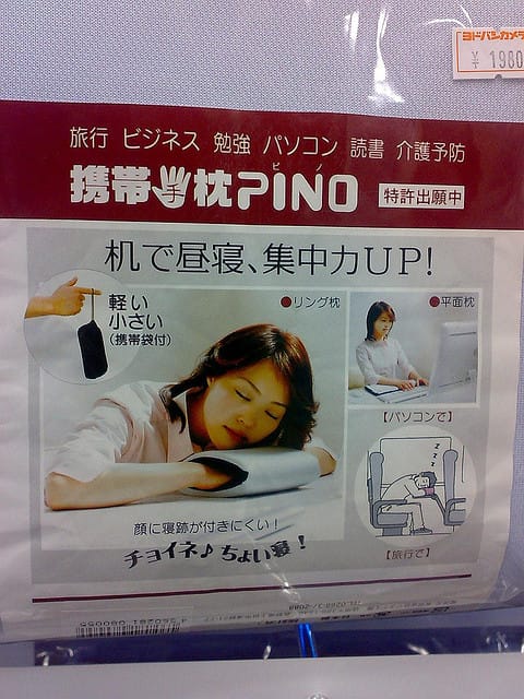 Praktisch für die Siesta am Arbeitsplatz: Das Kissen für unterwegs.