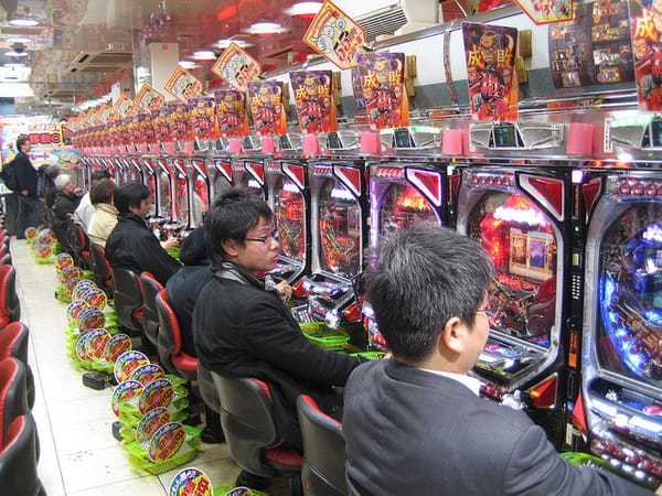 In einer Pachinko-Spielhalle.