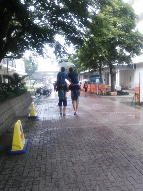 Ein kleiner Regenschirm für vier Personen