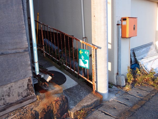 Eine Fluchtweg-Markierung im Falle einer Tsunami-Warnung an der Pazifikküste.