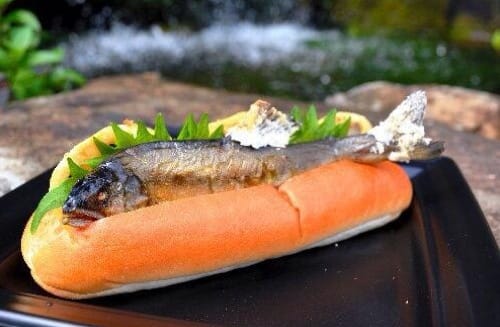 Ein Fisch im Hotdog