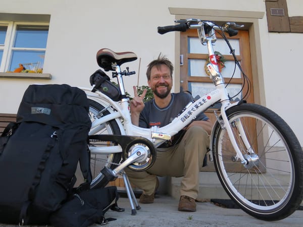 Thomas Köhler mit dem Fahrrad, das ihn durch Tohoku führen wird.