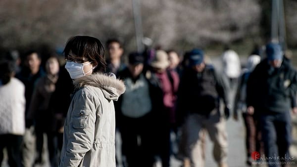 Gut geschützt: Maske und Brille sind beliebte Hilfsmittel gegen die Pollen-Allergie.