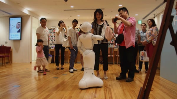 Pepper im Gespräch in einem Softbank-Laden in Tokio.