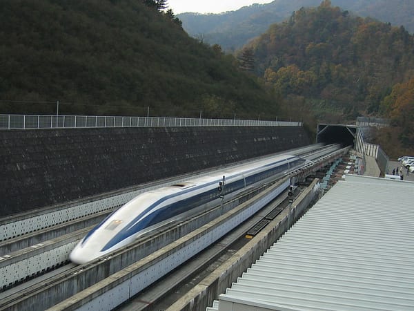 Ein Maglev auf der Teststrecke in der japanischen Präfektur Yamanashi.