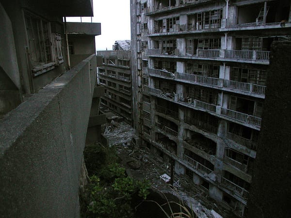 Verlassene Wohnblöcke auf der Insel Hashima.