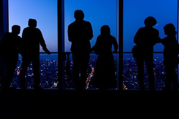 Pärchen blicken auf die Skyline von Osaka.