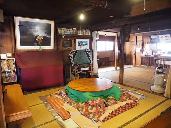 Kotatsu und Heizung: Ein Haus im Winter.