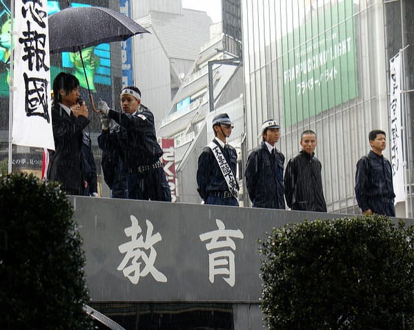 Ein Rede einer rechtsgerichteten Gruppierung in Japan.