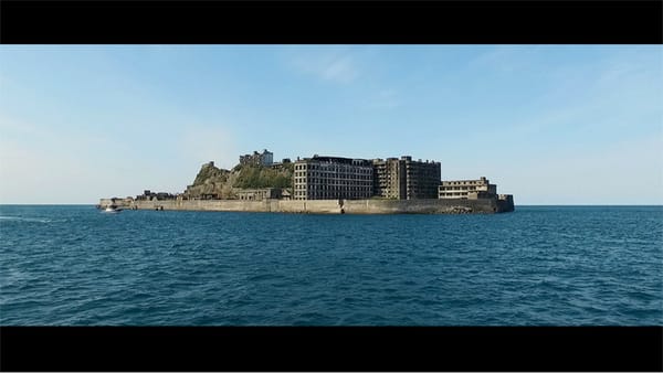 Die Sicht vom Schiff auf Hashima.