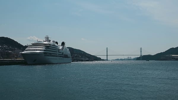 Ein Kreuzfahrtschiff in Nagasaki.