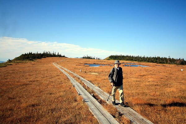 Ein Rentner beim Wandern in Japan.