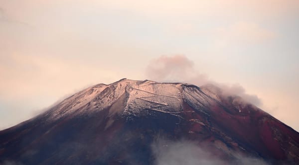 Der erste Schnee auf dem Fuji-Gipfel