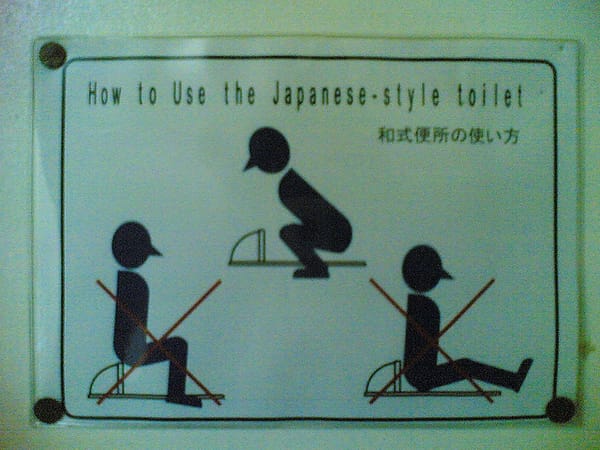 Eine Anleitung für eine Washiki-Toilette bei einer Stadtverwaltung in Japan.