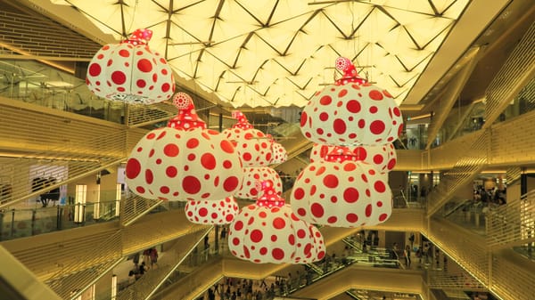 Die Kürbisse von Yayoi Kusama im Ginza-Six-Komplex