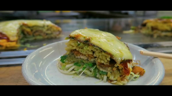 In Hiroshima gegessen: Okonomiyaki mit einer Extraportion Käse.