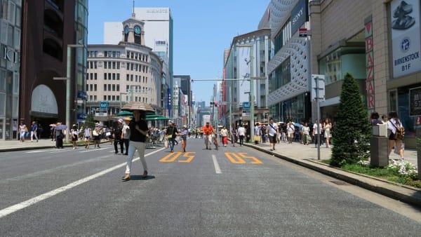 Die Ginza an einem Sonntagnachmittag.