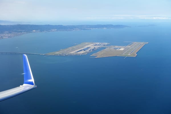 Mitten in der Bucht: Der Flughafen Kansai bei Osaka.