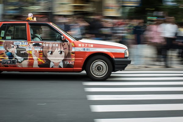 Auch ein Taxi im Anime-Look gibt es in Tokio seit Sommer 2016.