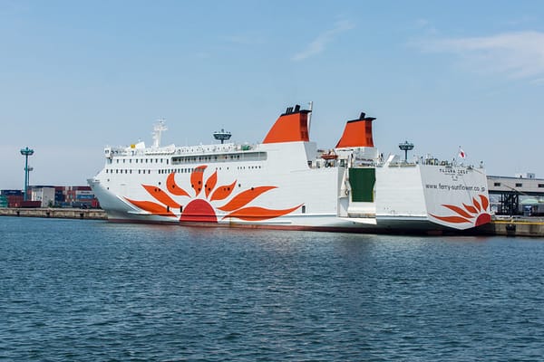 Ein Schiff der Ferry Sunflower.