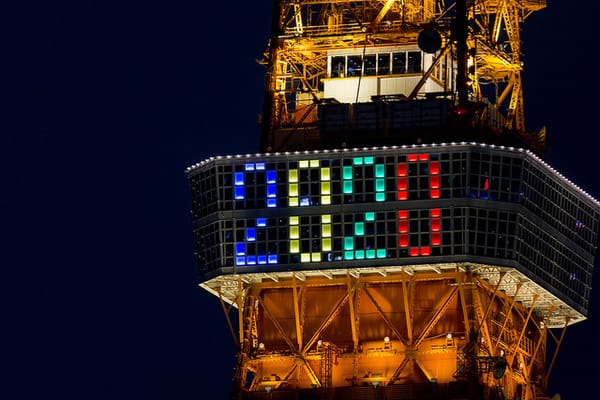 Vorfreude auf die Spiele beim Tokyo Tower.