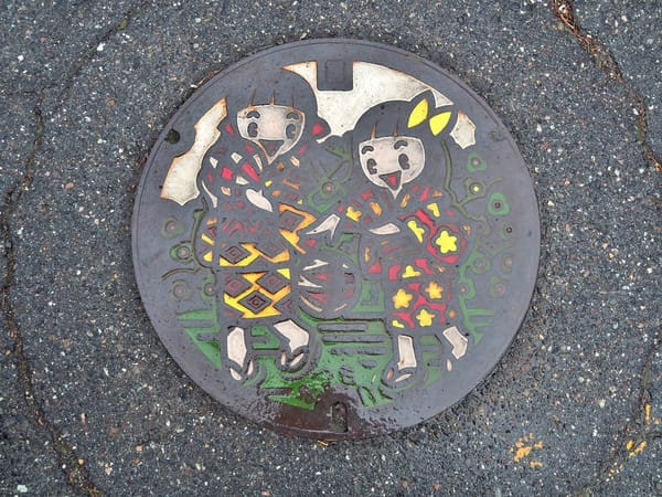 Ein Kanaldeckel in  der Stadt Matsumoto.