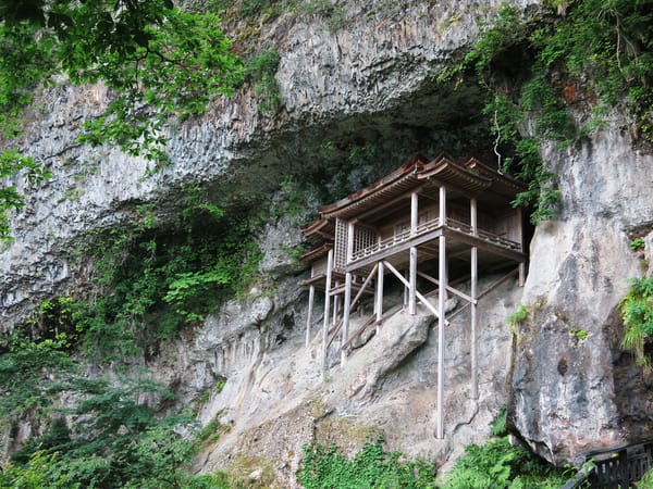 Nageiredo: Die Tempelhalle im Felsen.