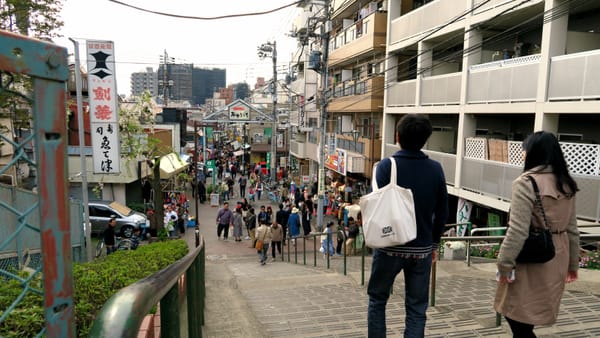 Der Eingang zur klassischen Einkaufsstrasse Yanaka-Ginza.