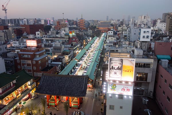 Die Nakamise-dori in Asakusa, Tokio.