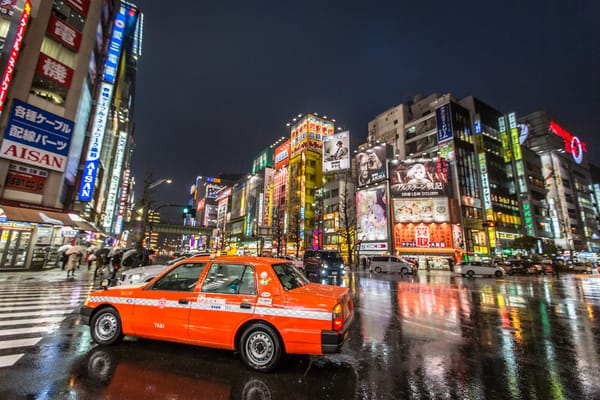 Eine Taxifahrt durch Akihabara.