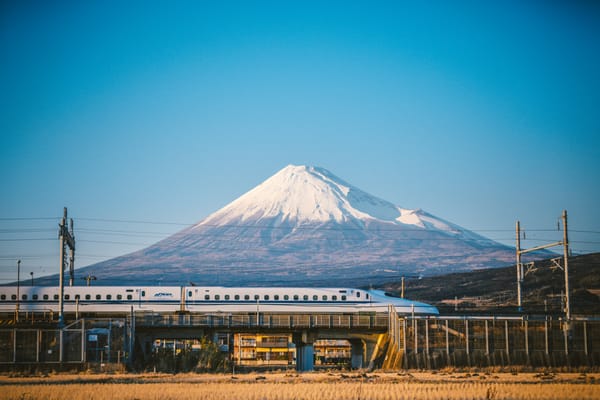 Der Tōkaidō-Shinkansen und der Fuji.