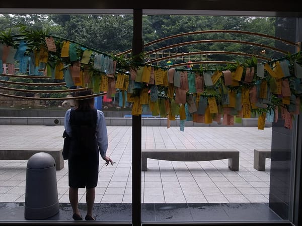 Eine Angestellte in Japan machte eine Rauchpause.