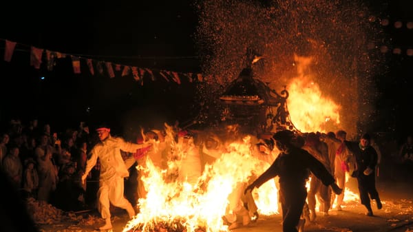 Die Mikoshi-Träger beim Feuerlauf.