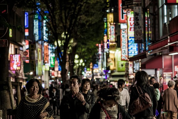 Ein Abend in Shinjuku in Tokio.