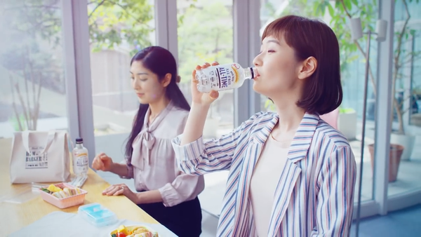 Transparentes Bier in der PET-Flasche.