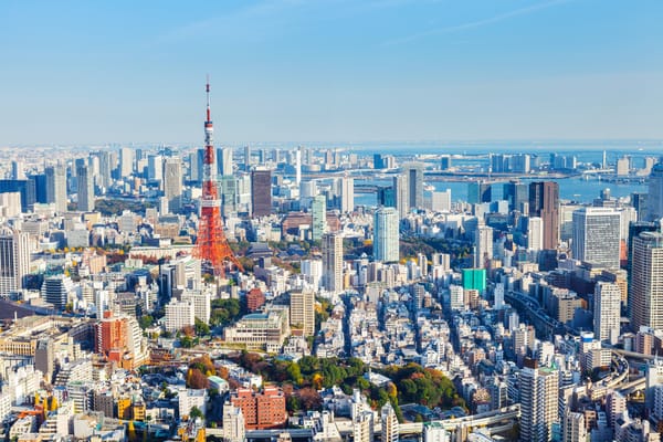 Blauer Himmel über Tokio.