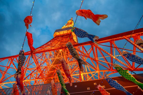 Koinobori-Windsäcke beim Tokyo Tower.