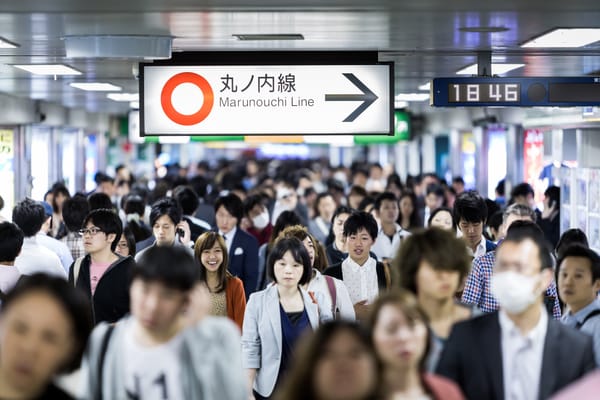 Foto: Im Bahnhof Ikebukuro in Tokio.