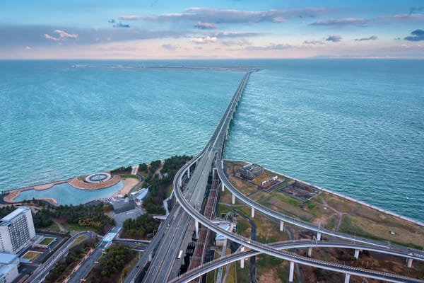 Sky Gate Bridge R: Die einzige Brücke, die den Flughafen Kansai mit dem Festland verbindet.