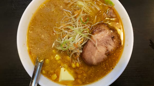 Miso-Butter-Mais-Ramen: Hokkaidos Nudelsuppe