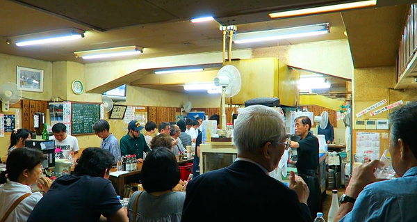 Eine einmalige Atmosphäre: Die Stehbar Fujiya-Honten in Shibuya.