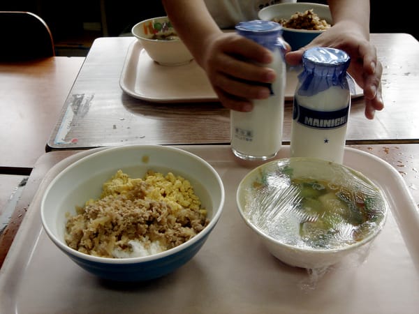 skiDas gibt es schon seit 1954 in Japan: Das gemeinsame Mittagessen in der Schule.