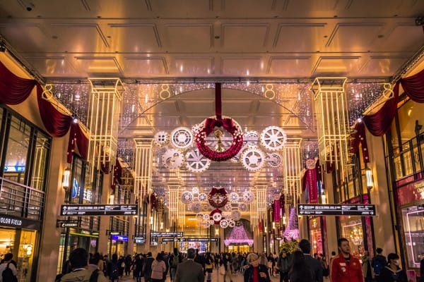 Weihnachtsstimmung im Bahnhof Osaka.