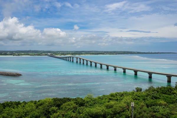 Die Kurima-Brücke auf der Insel Miyako in der Präfektur Okinawa.