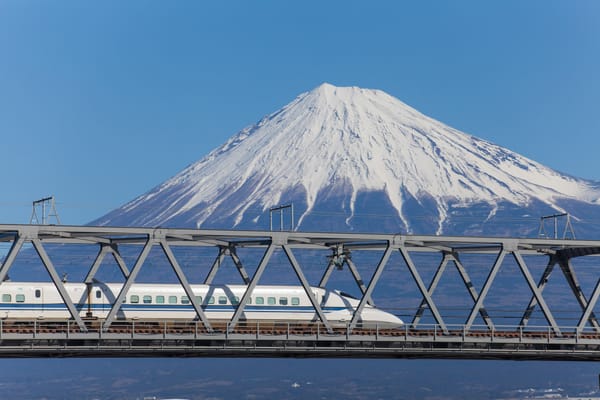 Der Shinkansen und der Fuji.