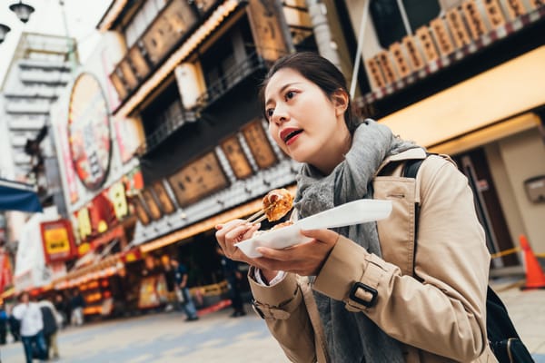 Takoyaki in Osaka: «Tabe-aruki» als Teil der japanischen Esskultur.