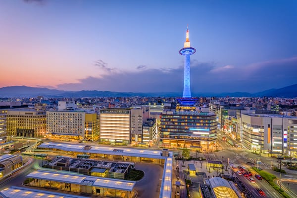 Der Kyoto-Tower beim Bahnhof.