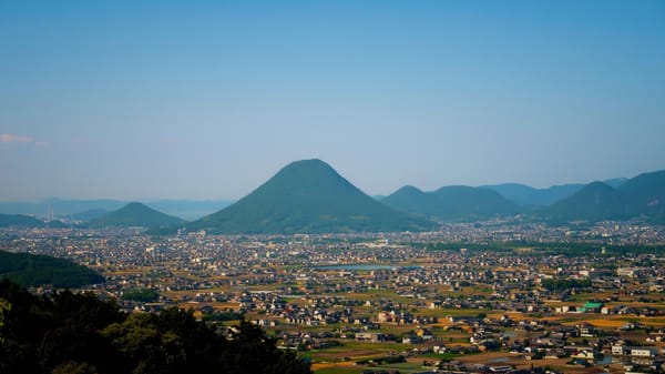 Der Zug fährt am Iinoyama vorbei, auch Sanuki-Fuji genannt.