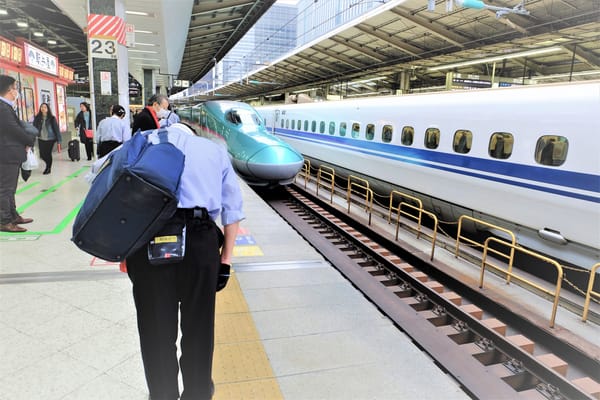 Ein Mitarbeiter des Reinigungsteams für die JR-East-Shinkansen.